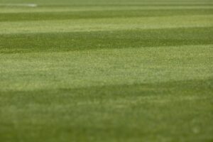 滑るピッチでのACL断裂を予防するための対策は？